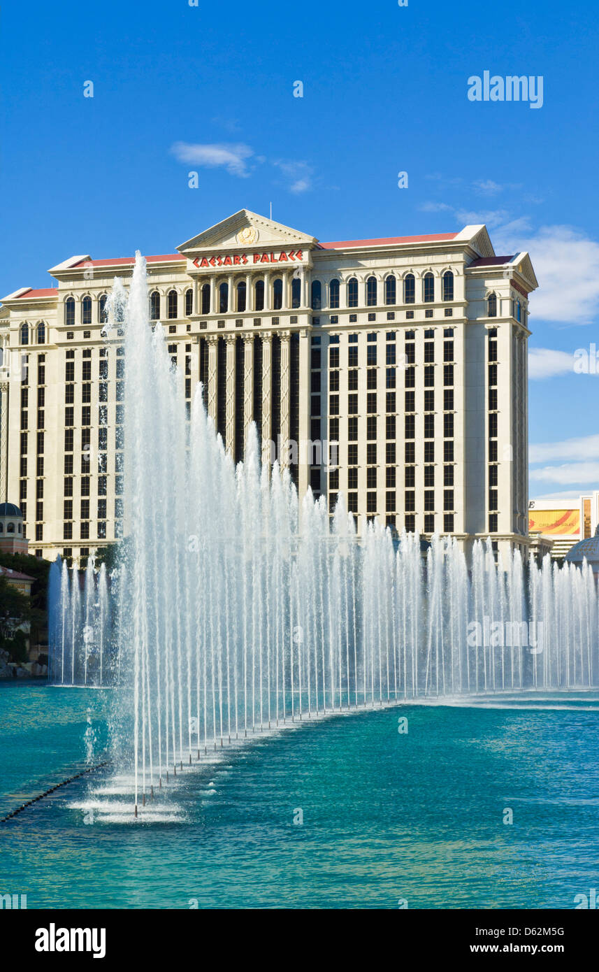 Les fontaines d'eau à l'extérieur de l'hôtel Bellagio avec Caesars Palace hotel derrière, le Strip, Las Vegas NEVADA USA Banque D'Images
