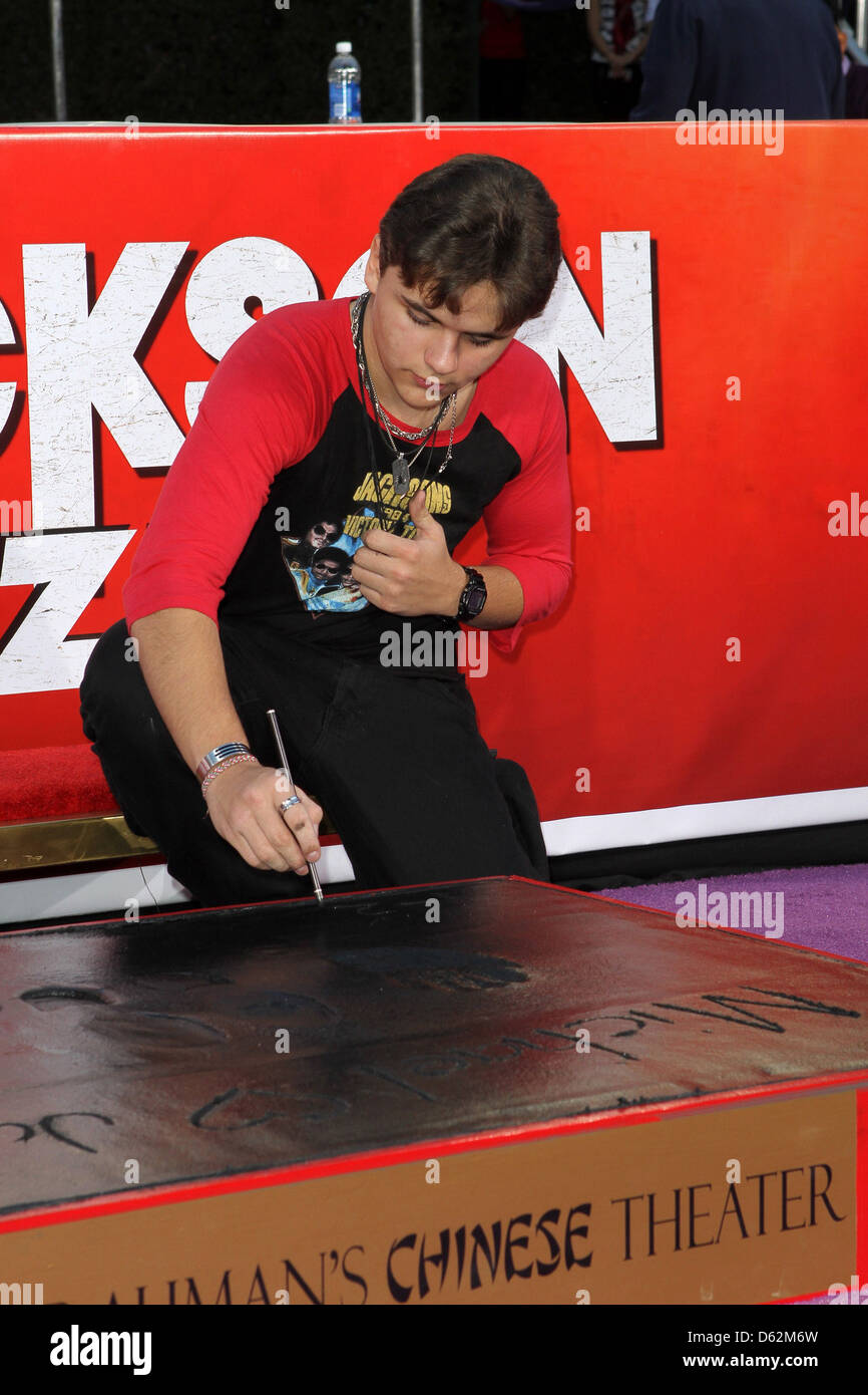 Prince Michael Jackson Michael Jackson's Famille et enfants immortalisé leur défunt père dans le ciment à l'extérieur de l'historique Banque D'Images