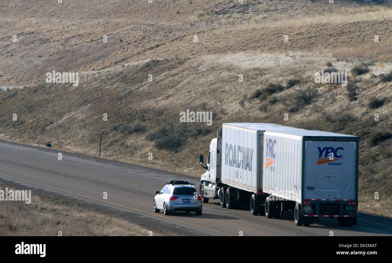 Un camion semi remorque double sur l'Interstate 84 près de Boise, Idaho, USA. Banque D'Images