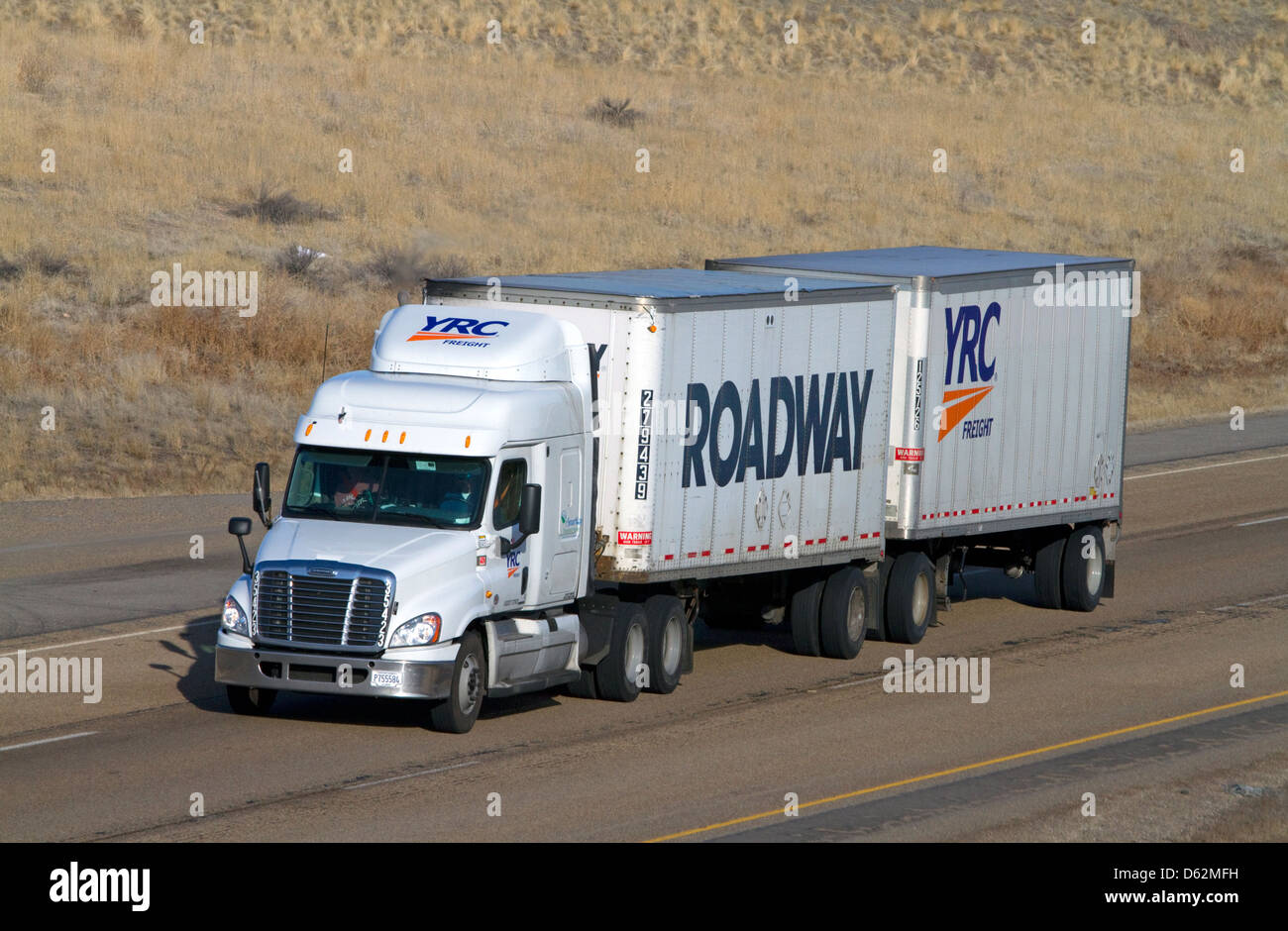 Un camion semi remorque double sur l'Interstate 84 près de Boise, Idaho, USA. Banque D'Images