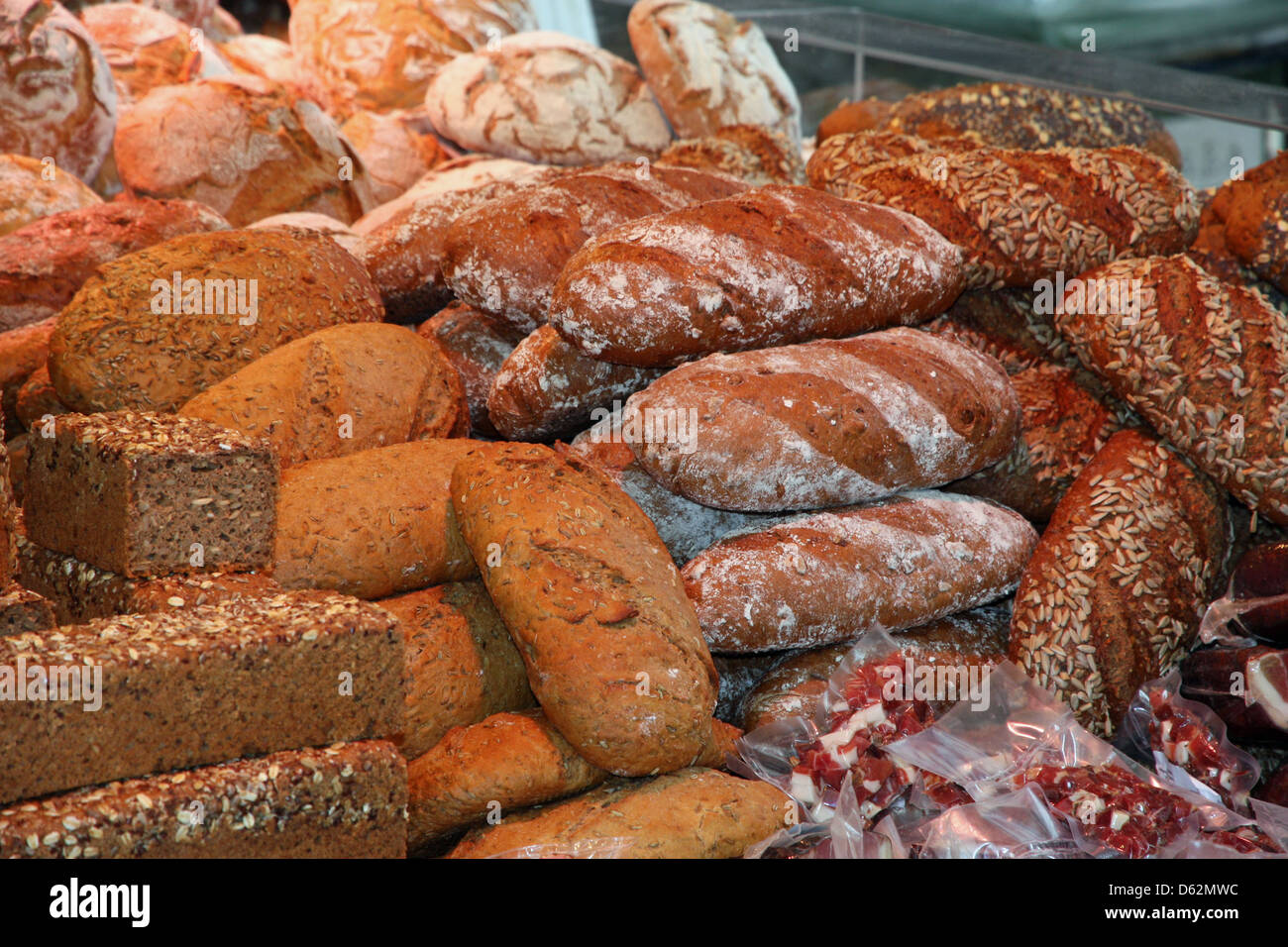 Pile de pièces parfumées de pain de blé entier de farine de céréales produit Banque D'Images