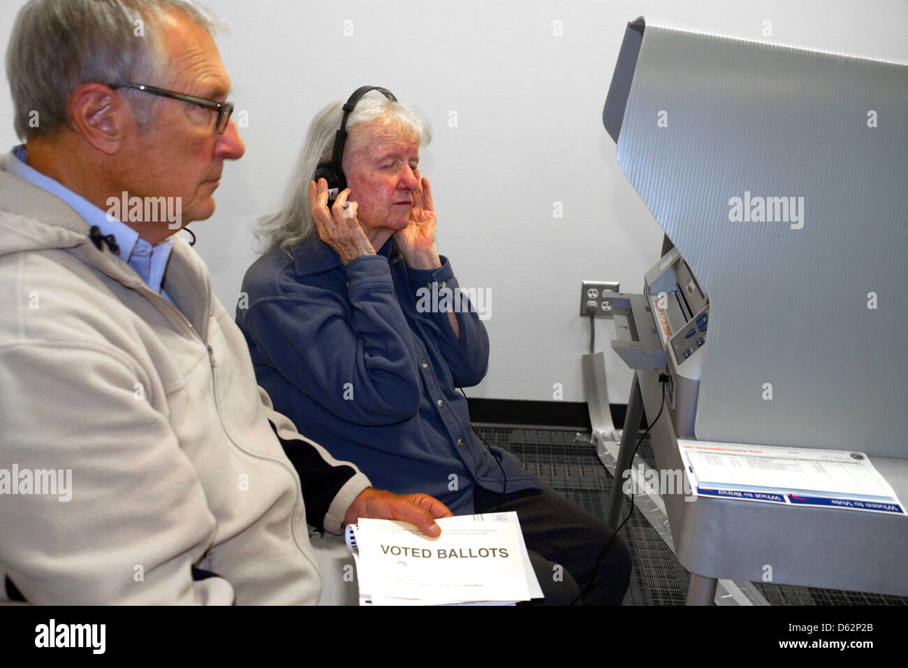 Femme ayant une déficience visuelle à l'aide d'un casque à l'aide de vote à un bureau de scrutin de Boise, Idaho, USA. Banque D'Images