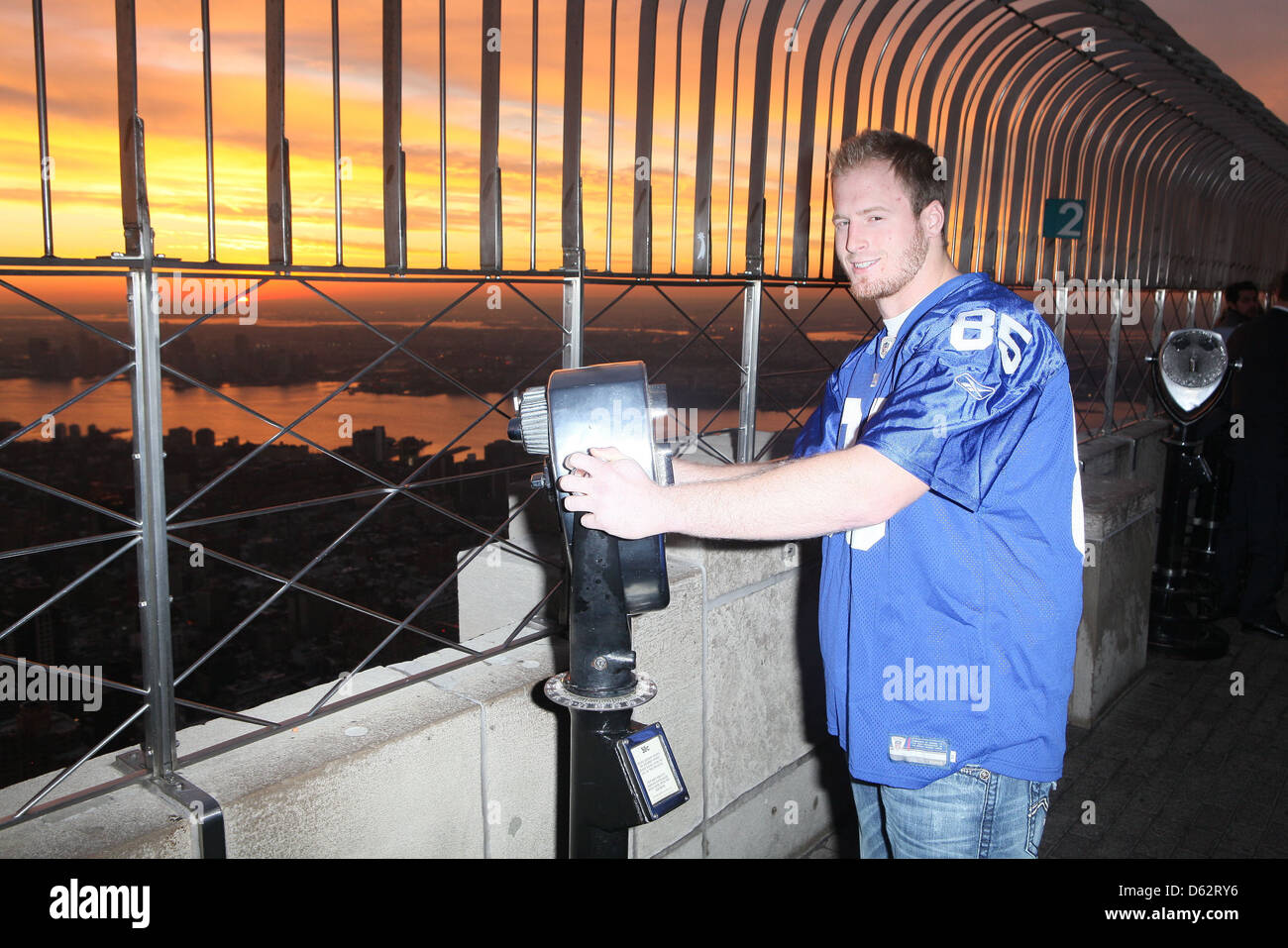 Les Giants de New York à la main l'extrémité Jake Ballard s'allume les lumières pour l'Empire State Building à l'avance de l'équipe entrer dans la Banque D'Images