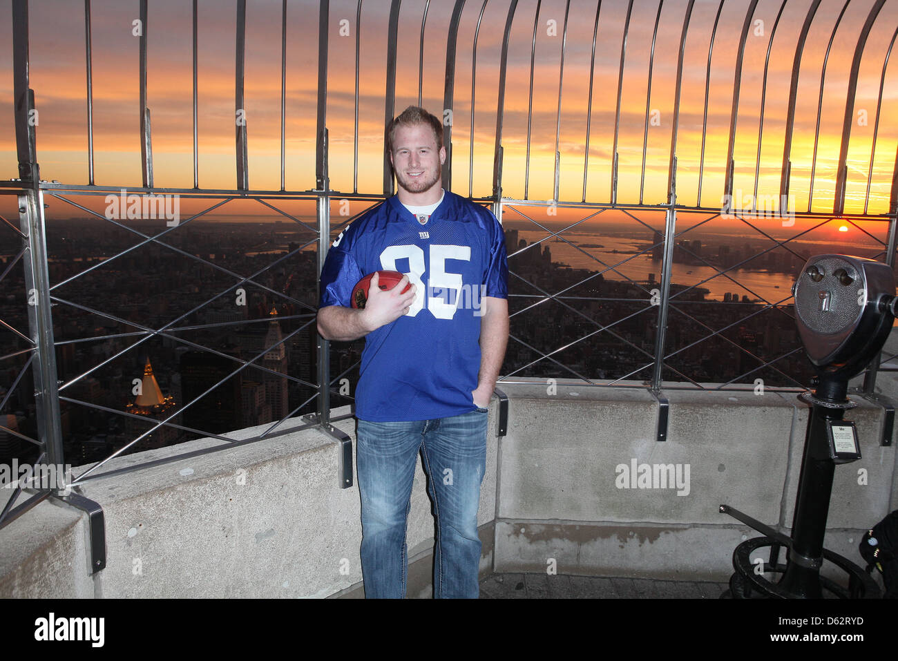 Les Giants de New York à la main l'extrémité Jake Ballard s'allume les lumières de l'Empire State Building à l'avance de l'équipe entrer dans la Banque D'Images