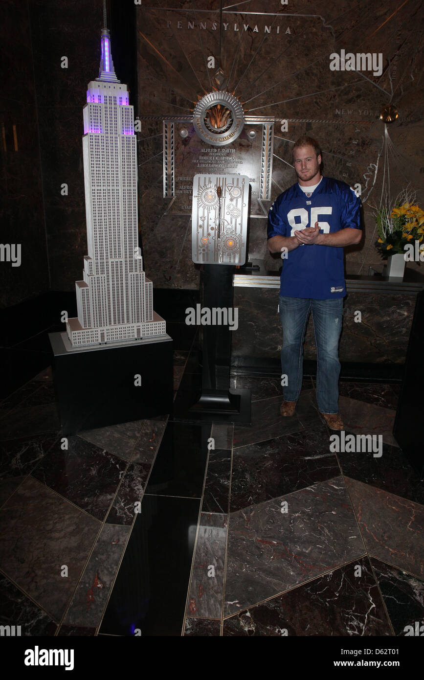 Les Giants de New York à la main l'extrémité Jake Ballard s'allume les lumières pour l'Empire State Building à l'avance de l'équipe entrer dans la Banque D'Images