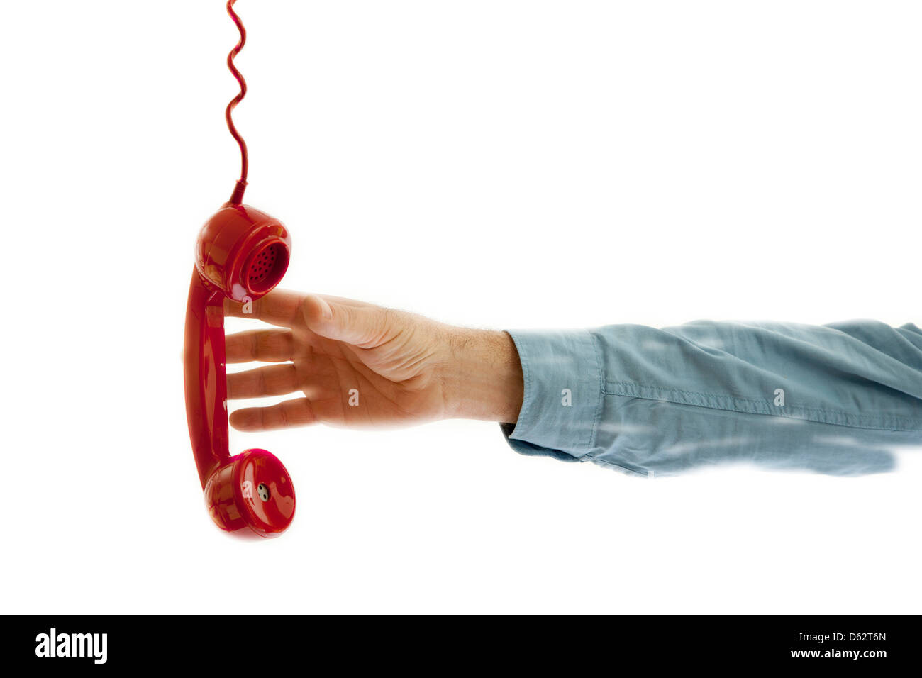 Homme de main d'attraper un téléphone rouge. isolé sur blanc. Banque D'Images