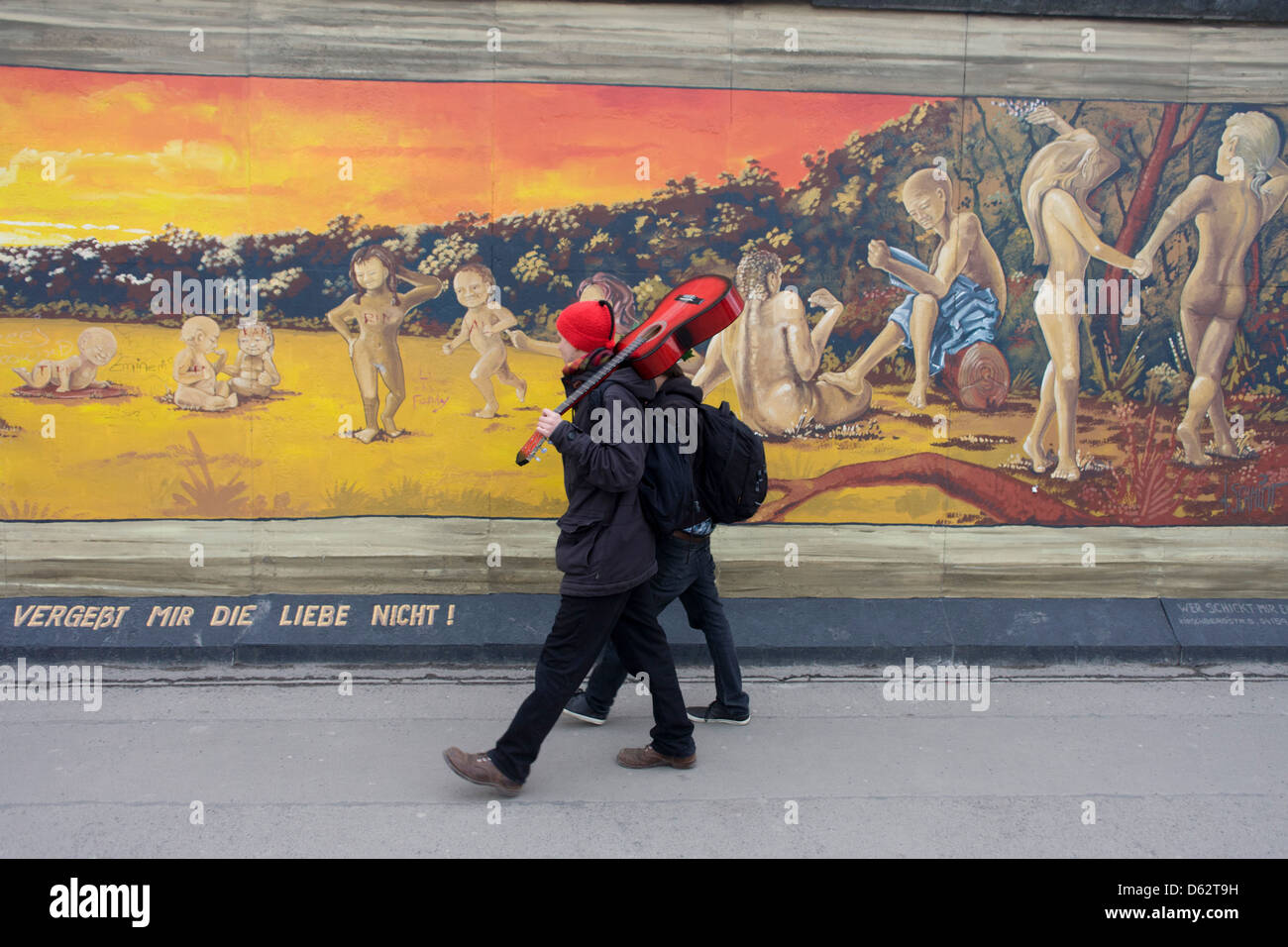 Les visiteurs apprécient l'art sur l'ancien mur de Berlin à l'East Side Gallery, l'ancienne frontière entre l'Est communiste et l'ouest de Berlin pendant la guerre froide. Le mur de Berlin a été une barrière construite par la République démocratique allemande (RDA, Allemagne de l'Est) à partir du 13 août 1961, qui a complètement coupé (par terre) à l'ouest de Berlin et de l'Allemagne de l'environnant Berlin-Est .. (Plus dans la description). Banque D'Images