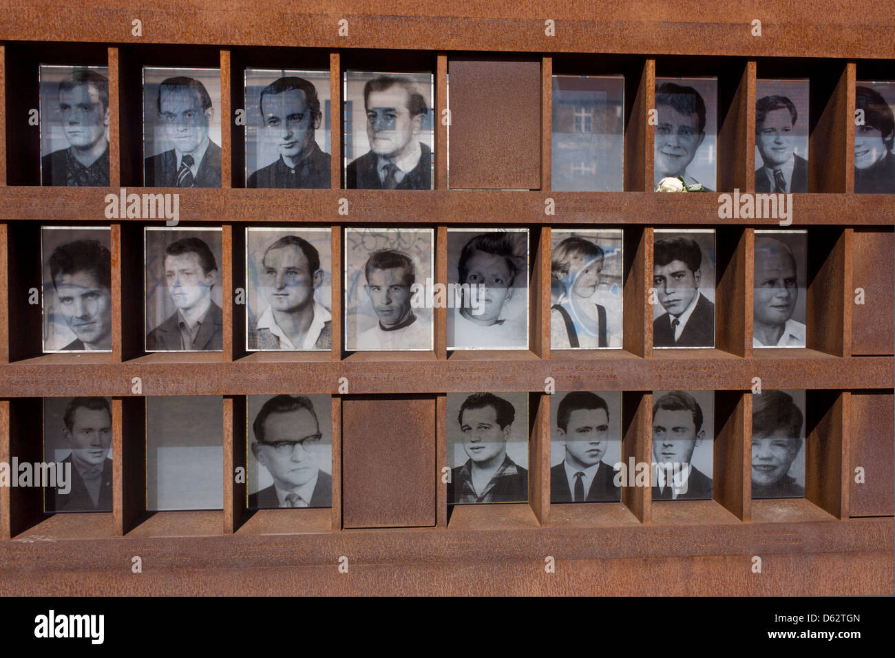Les visages et les noms de ceux qui ont été tués en essayant de traverser le mur de Berlin, l'ancienne frontière entre l'Est communiste et l'ouest de Berlin pendant la guerre froide. Le mur de Berlin a été une barrière construite par la République démocratique allemande (RDA, Allemagne de l'Est) à partir du 13 août 1961, qui a complètement coupé (par terre) à l'ouest de Berlin et de l'Allemagne de l'environnant Berlin-Est .. (Plus dans la description). Banque D'Images