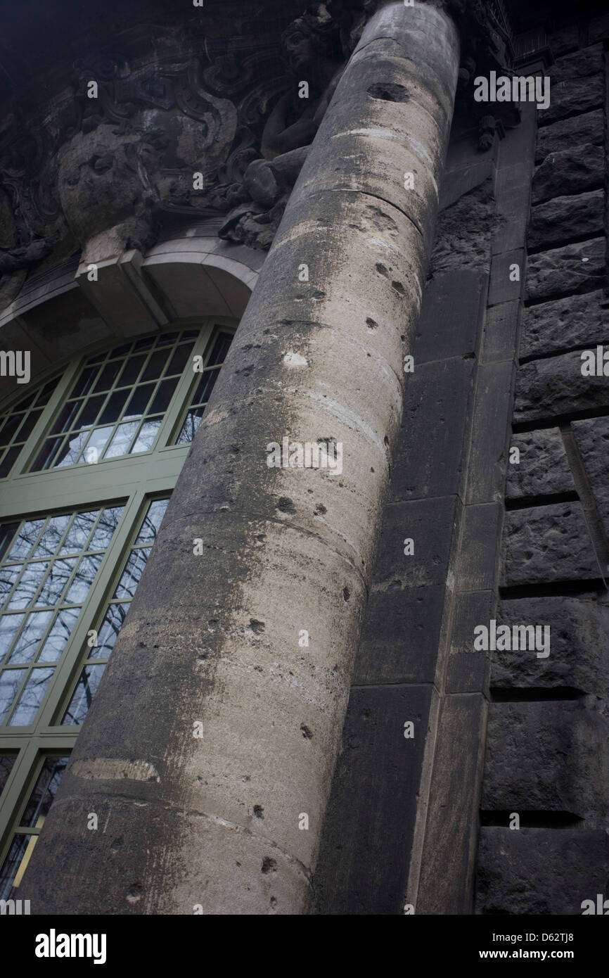 Les cicatrices de ricochet et noirci d'un vieux bâtiment en pierre datant d'avant la seconde guerre mondiale, marquée au cours de la bataille pour la ville au cours de l'automne du Troisième Reich, la fin de le fascisme nazi au printemps de 1945. Banque D'Images