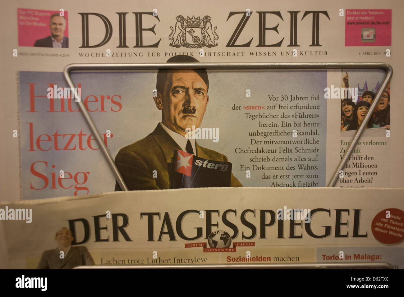 Le journal allemand Die Zeit affiche une image de chef du parti national-socialiste (nazi) Adolf Hitler en première page, un article sur le magazine Stern Diaries Hitler controversée du scandale, il y a 30 ans. Banque D'Images