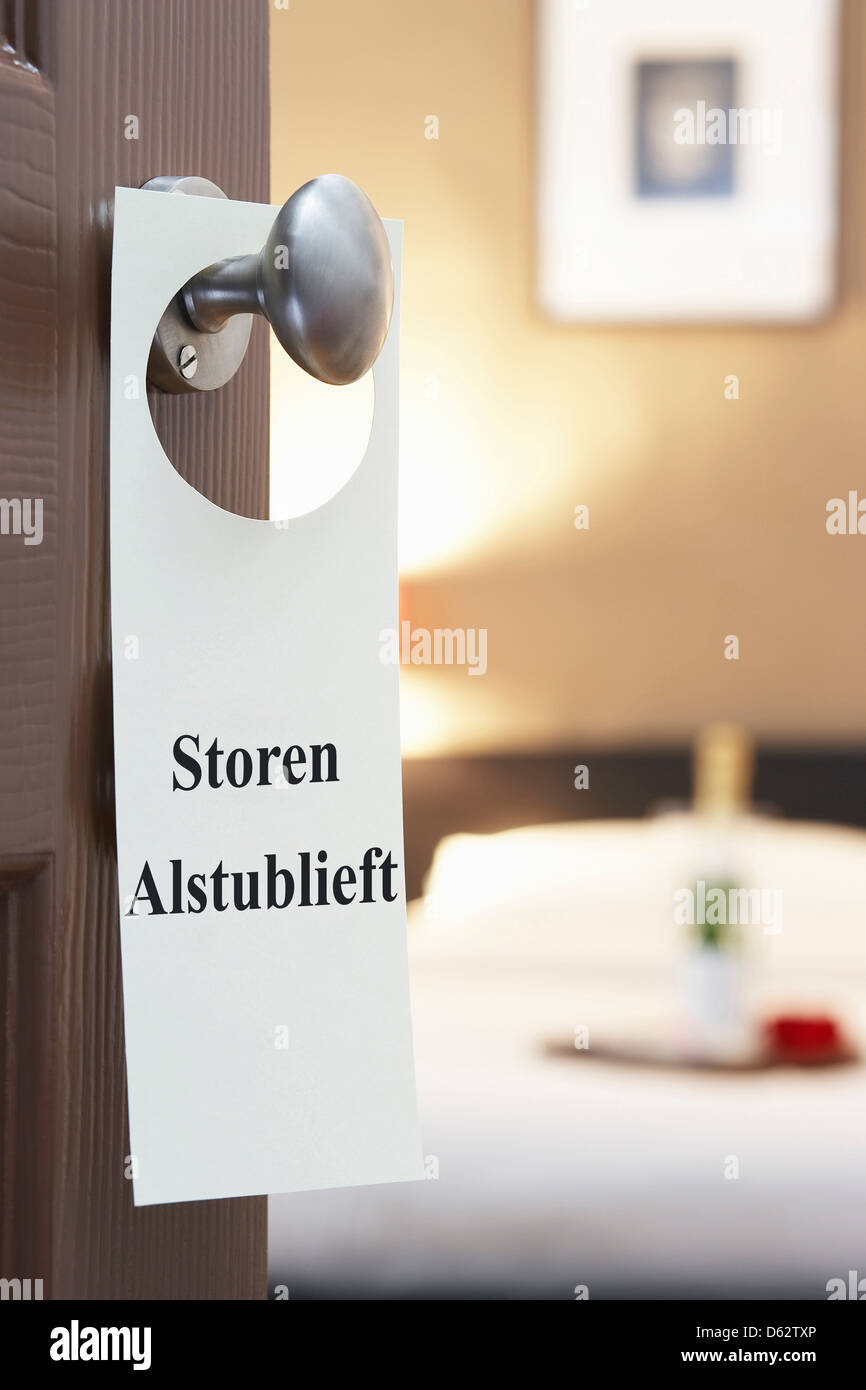 Panneau avec texte néerlandais 'Storen lstublieft» (veuillez déranger) pendaison porte de la salle de l'hôtel Banque D'Images