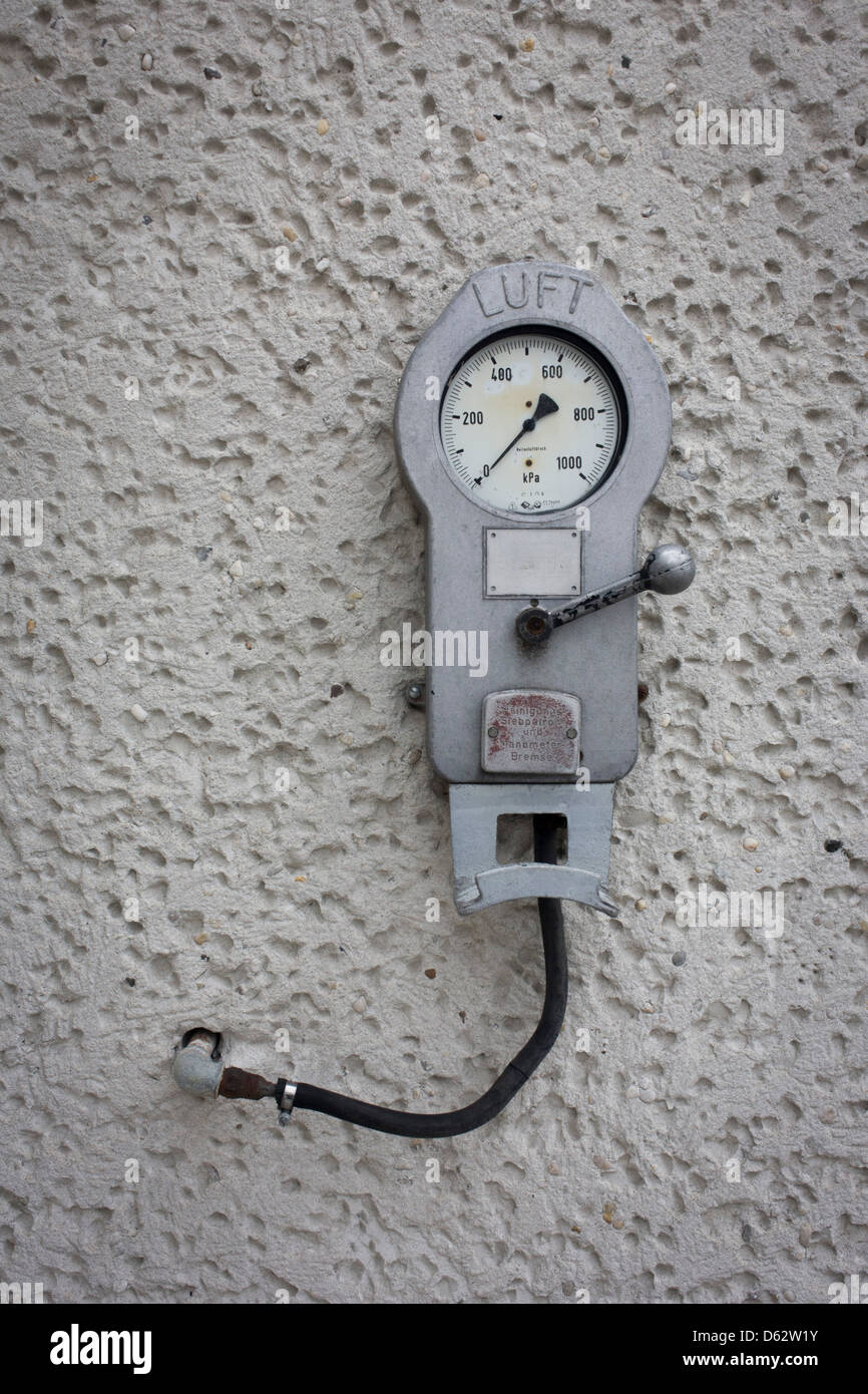Détail d'une pression d'air pompe montée sur un mur dans la célèbre police secrète (Stasi) Hohenschonhausen prison. Le Mémorial Berlin-Hohenschönhausen est maintenant un musée et mémorial situé à Berlin, dans le nord-est du district de Lichtenberg. Hohenschönhausen est une partie très importante de la RDA socialiste (République démocratique allemande) système d'oppression politique et artistique. (Plus dans la description) .. Banque D'Images