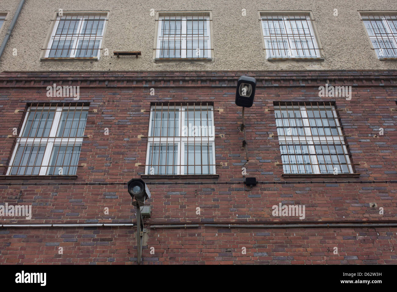 Caméras de surveillance et de barreaux aux fenêtres et de l'architecture de la célèbre police secrète (Stasi) Hohenschonhausen prison. Le Mémorial Berlin-Hohenschönhausen est maintenant un musée et mémorial situé à Berlin, dans le nord-est du district de Lichtenberg. Hohenschönhausen est une partie très importante de la RDA socialiste (République démocratique allemande) système d'oppression politique et artistique. (Plus dans la description) .. Banque D'Images