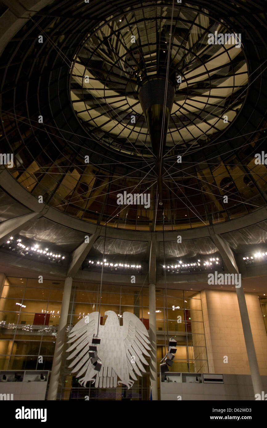 La salle plénière au centre de l'ancien bâtiment du Reichstag, au centre de Berlin, Allemagne. Le Bundestag est un organe législatif en Allemagne. Le nouveau bâtiment du Reichstag a été officiellement ouvert le 19 avril 1999 et de huit cents tonnes d'acier et de 3 000 mètres carrés de verre est entré dans la construction de cette structure, qui est de 23,5 mètres de haut, tandis que 360 à l'heure avancée de miroirs salle plénière nouvellement conçu. Au moins 598 membres du Bundestag sont élus et rencontrez ici. Banque D'Images