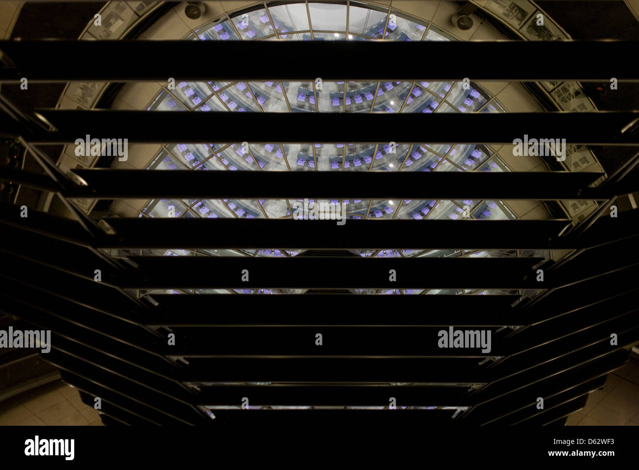 La salle plénière au centre de l'ancien bâtiment du Reichstag, au centre de Berlin, Allemagne. Le Bundestag est un organe législatif en Allemagne. Le nouveau bâtiment du Reichstag a été officiellement ouvert le 19 avril 1999 et de huit cents tonnes d'acier et de 3 000 mètres carrés de verre est entré dans la construction de cette structure, qui est de 23,5 mètres de haut, tandis que 360 à l'heure avancée de miroirs salle plénière nouvellement conçu. Au moins 598 membres du Bundestag sont élus et rencontrez ici. Banque D'Images