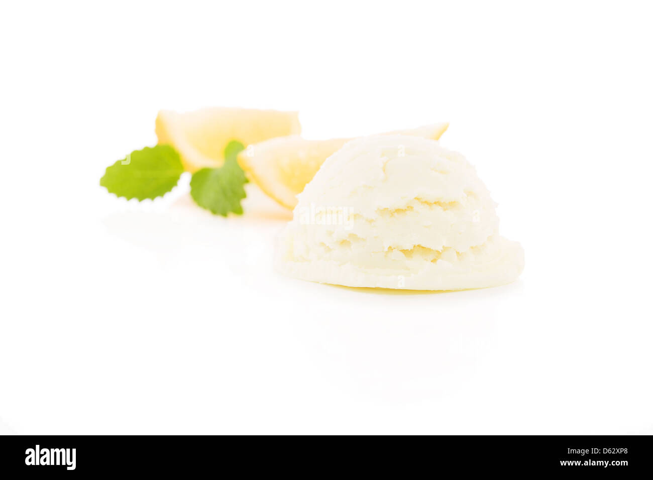 La crème glacée à saveur de citron avec les tranches de citron et Melissa en arrière-plan on white Banque D'Images
