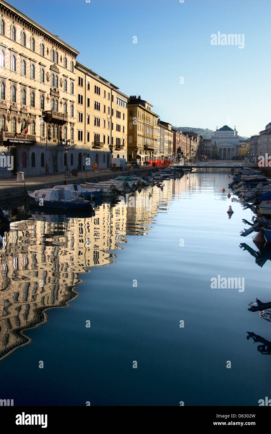 L'Europe ; Italie ; italien ; nord ; Trieste, Frioul-Vénétie Julienne ; OMBRE ; Canal ; bateaux ; bâtiments ; eau ; rivière ; Banque D'Images