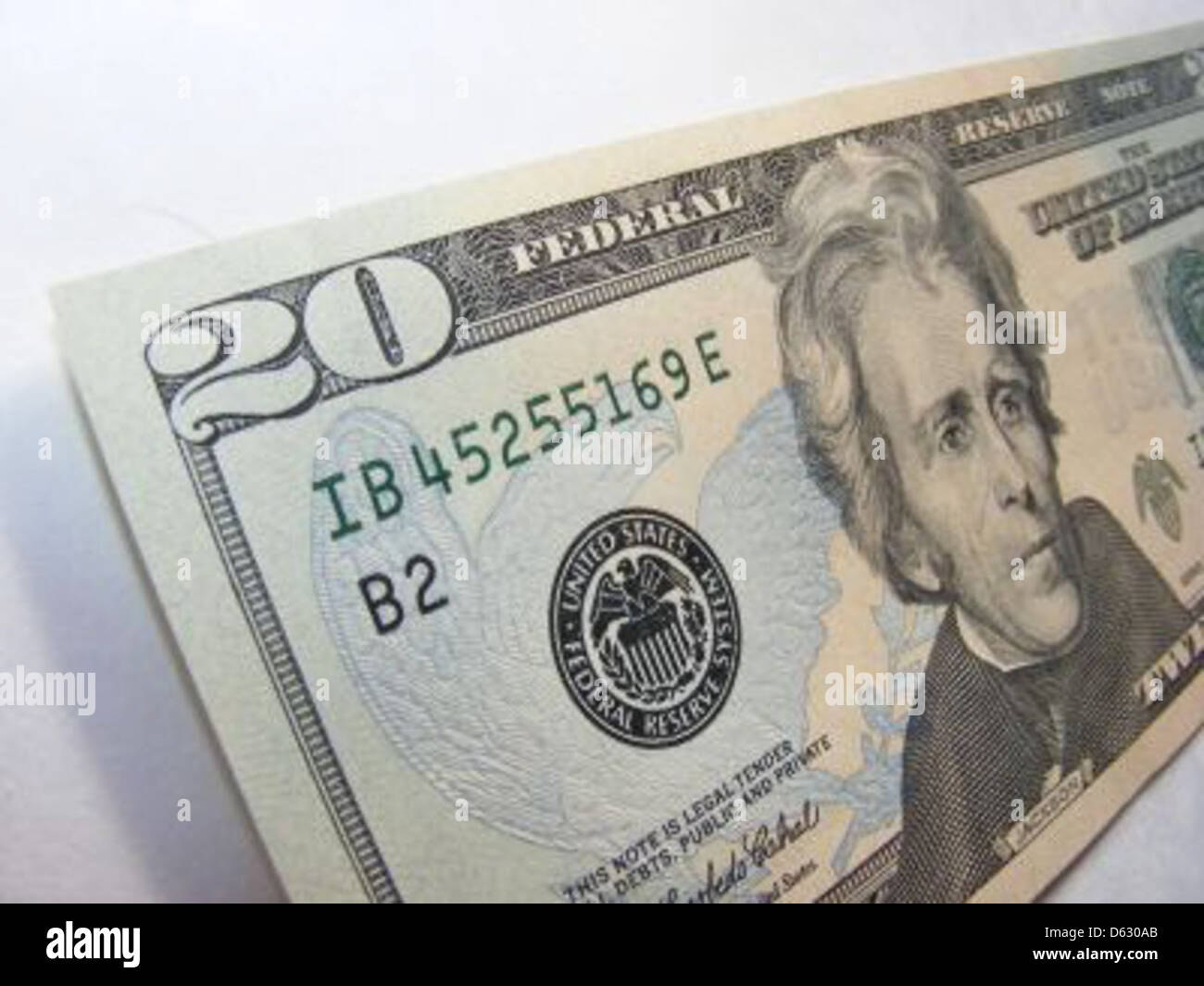 Une collection de différentes devises, dont 20 USD, EURO et lei, symbolisant la finance et les échanges internationaux. L'image représente diverses formes d'argent dans des contextes commerciaux. Banque D'Images