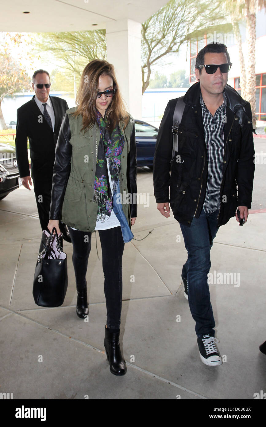 Jessica Alba et Cash Warren arrivent à Van Nuys Airport pour obtenir sur un vol Los Angeles, Californie Banque D'Images