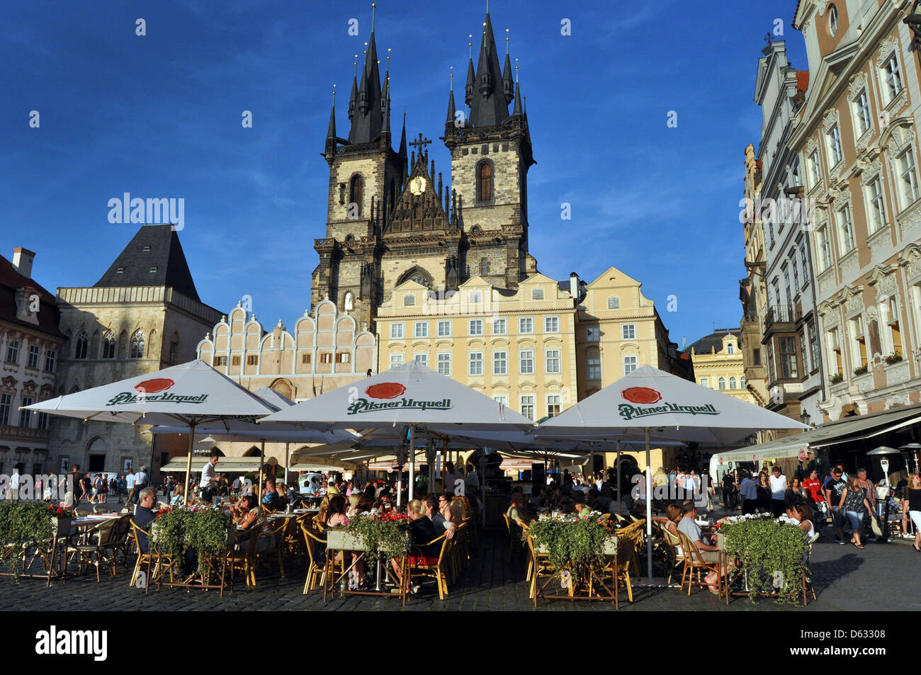 Prague, place de la vieille ville, plein de touristes en été. Banque D'Images