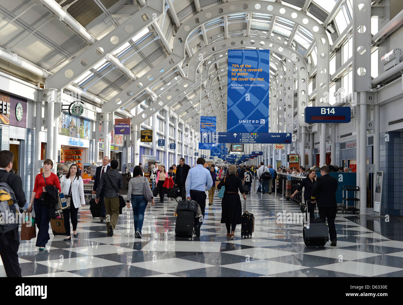 Les voyageurs dans le hall B à Chicago's O'Hare International Airport, l'Illinois. Banque D'Images