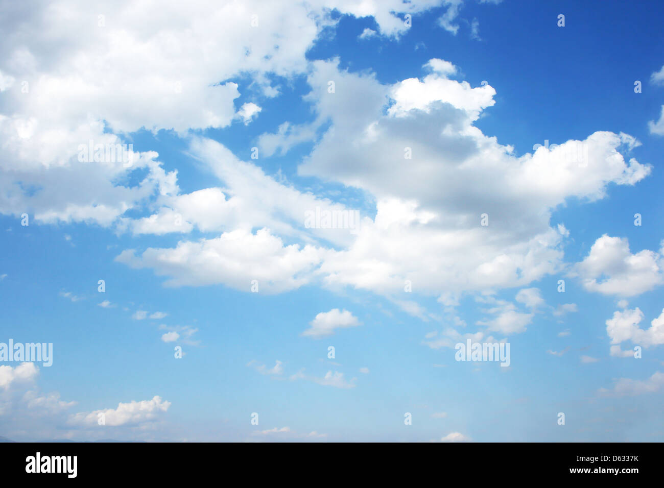 Blanc et gris, nuages dans le ciel bleu. Banque D'Images
