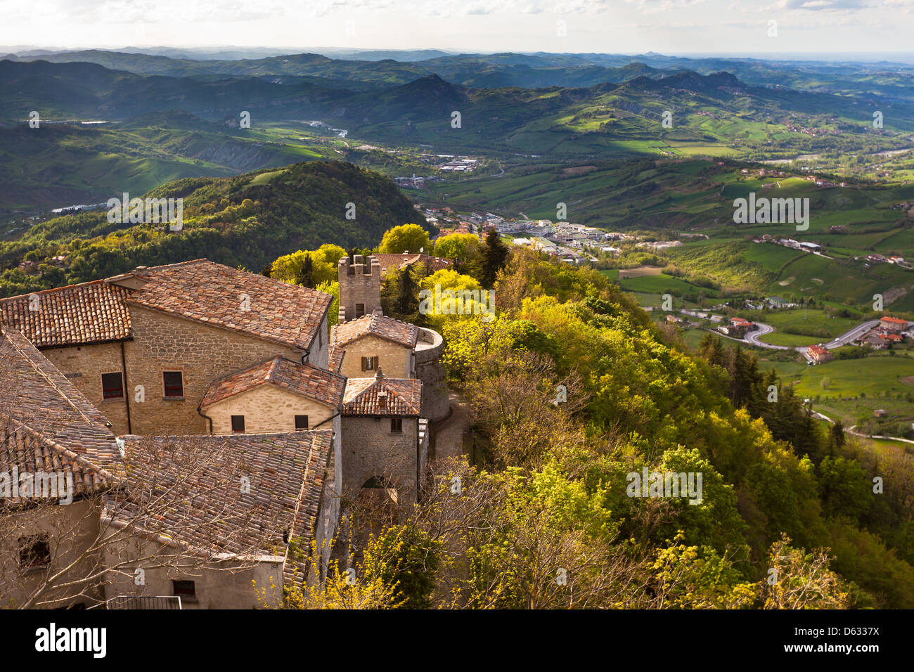 Château de San Marino. Vue depuis la montagne de voisinage à Titano Banque D'Images