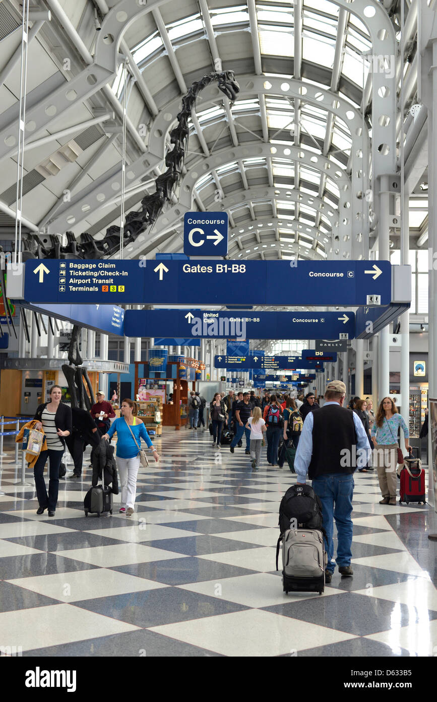 Les voyageurs dans le hall B à Chicago's O'Hare International Airport, l'Illinois. Banque D'Images