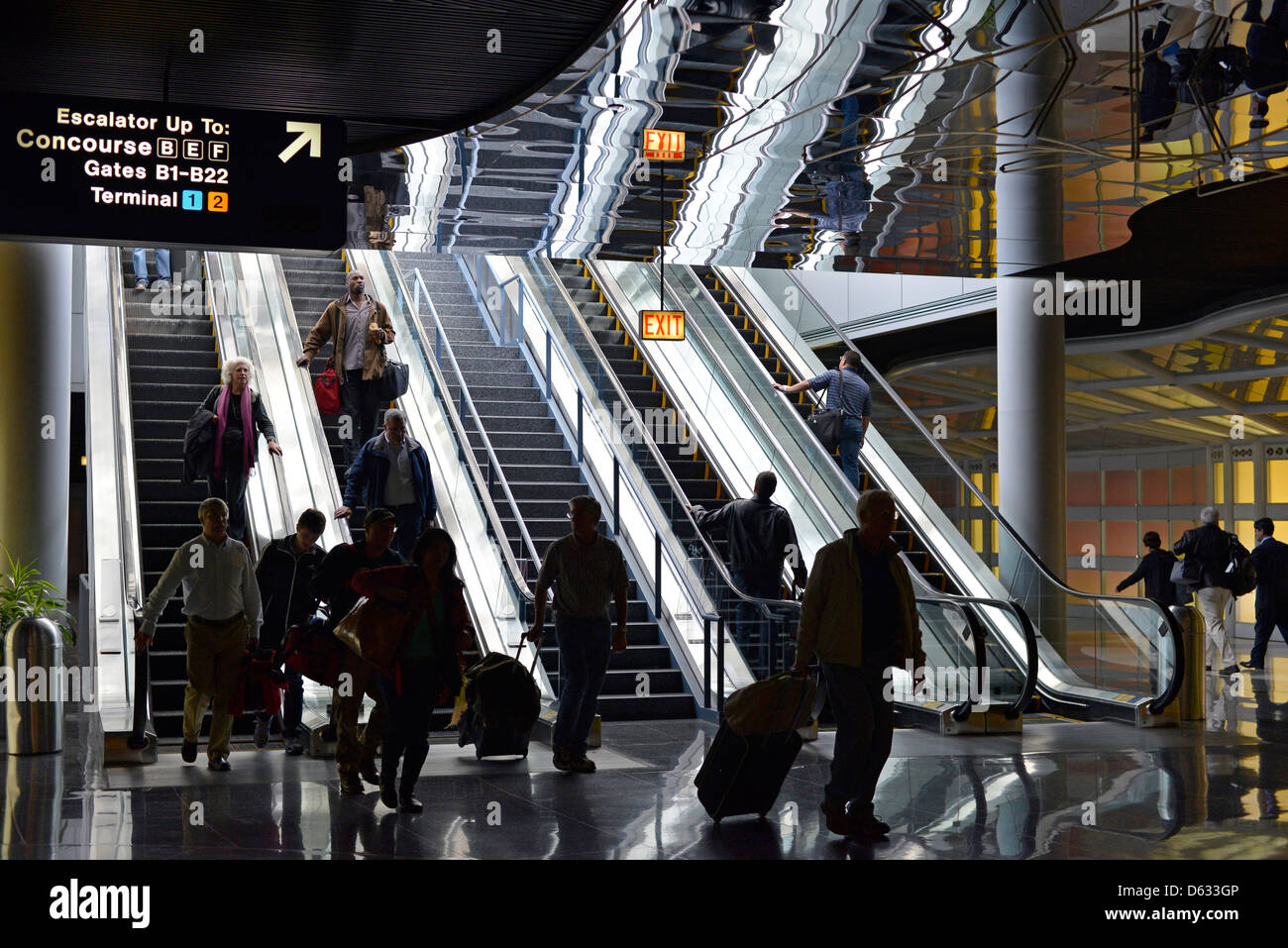 Voyageurs sur un escalator à Chicago's O'Hare International Airport, l'Illinois. Banque D'Images