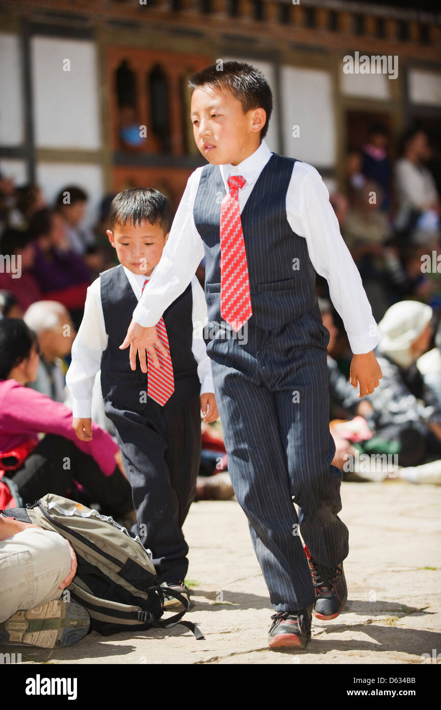 Les garçons en costumes de l'ouest, Thangbi Mani Tsechu festival, Jakar, Bumthang, Vallée Chokor, Bhoutan, Asie Banque D'Images