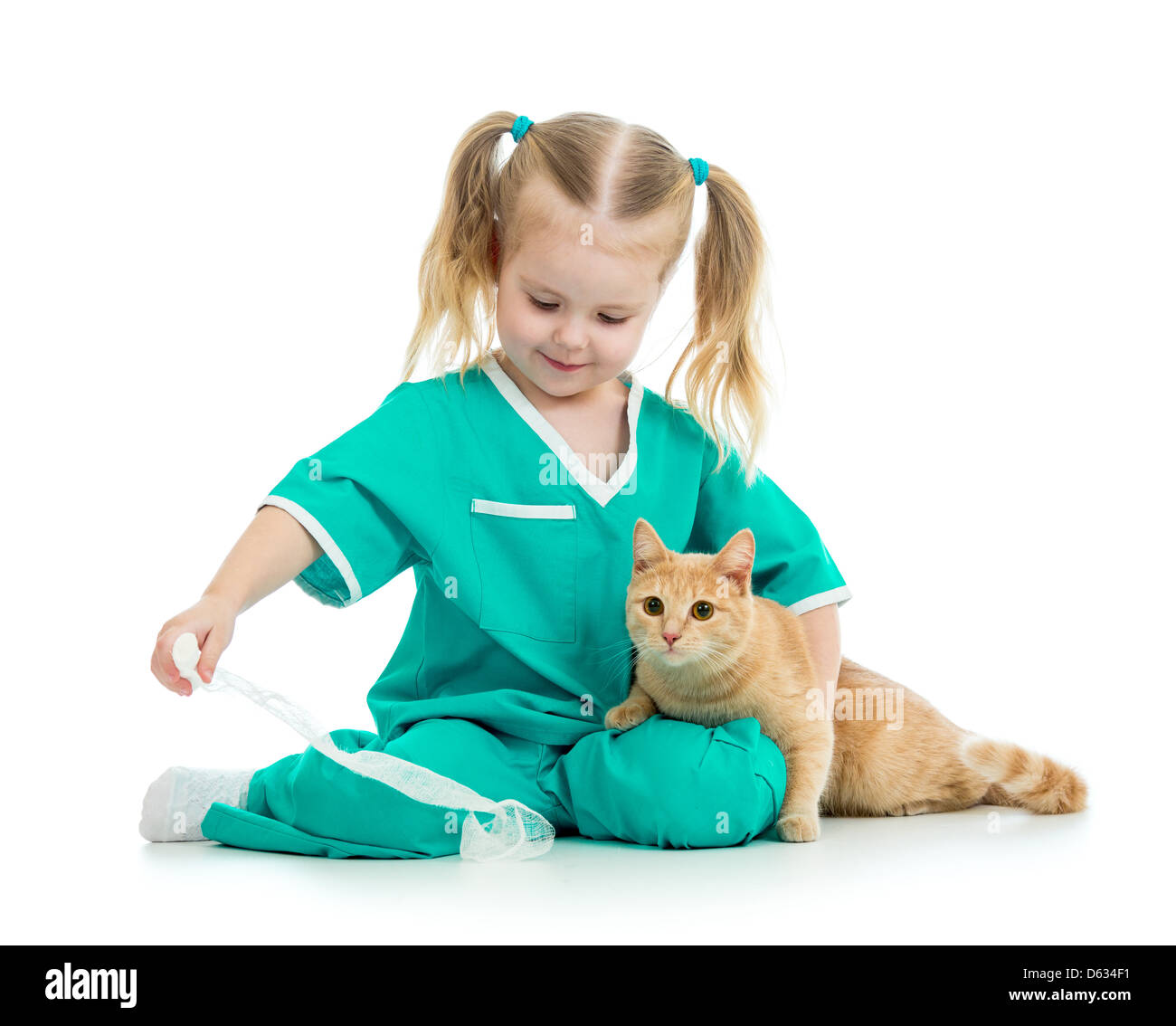 Cute kid jouer médecin isolé avec cat Banque D'Images