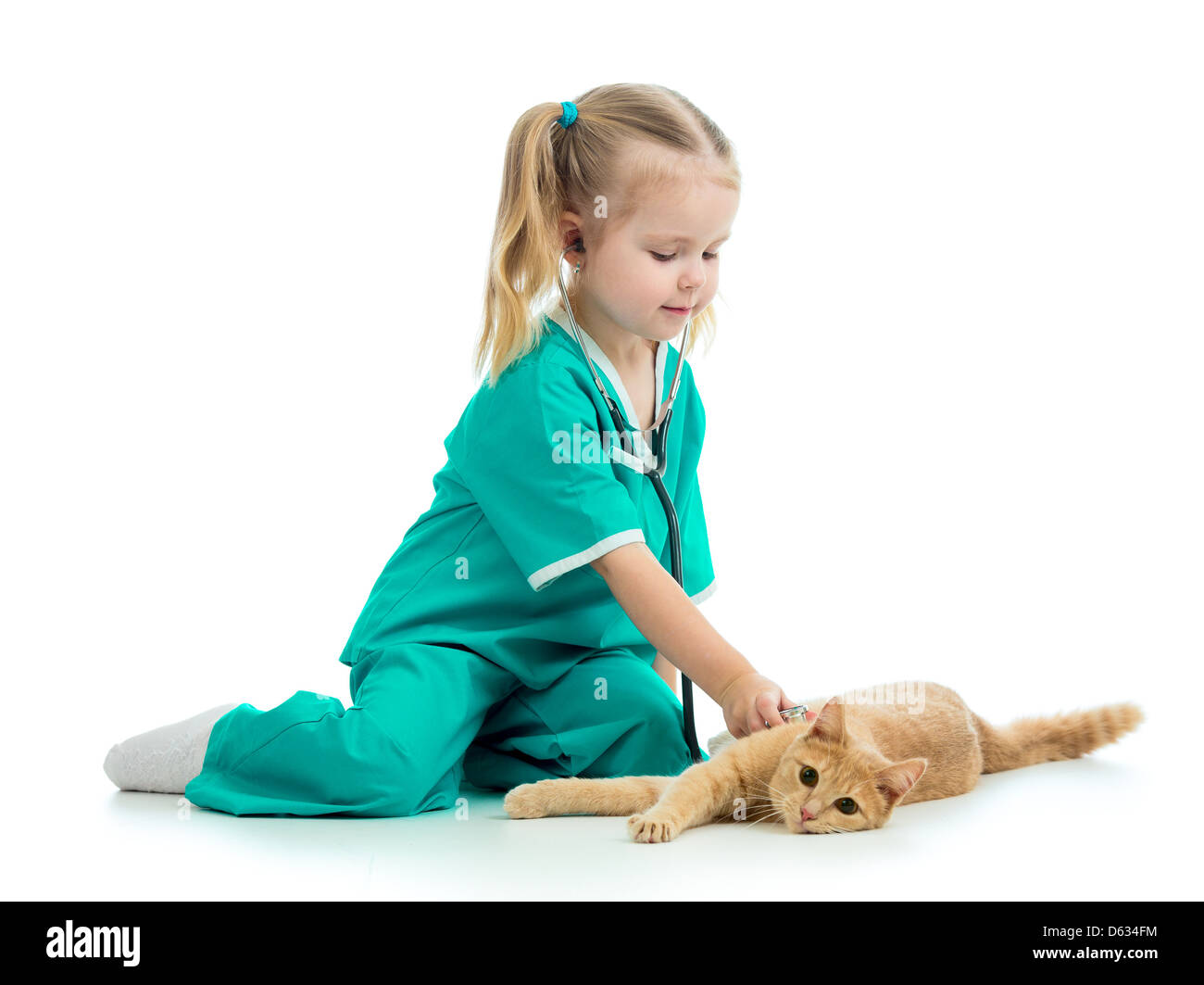 Cute kid girl playing doctor avec cat isolated Banque D'Images