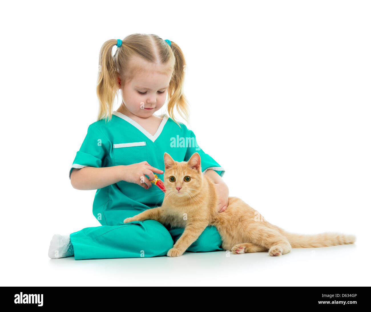Cute kid girl playing doctor avec cat isolated Banque D'Images