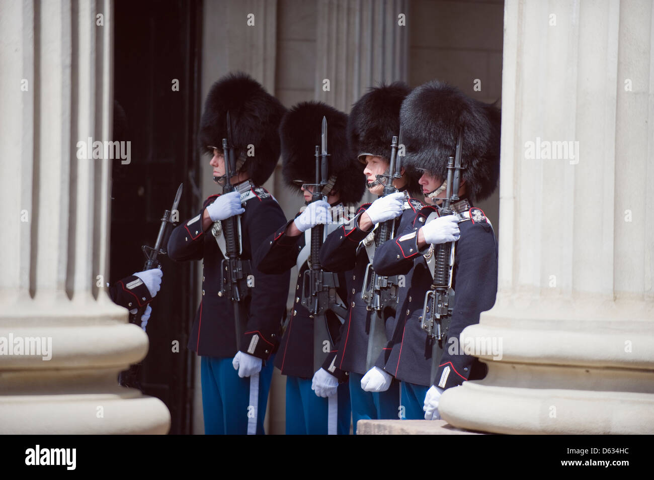 Relève de la garde de palais d'Amalienborg, accueil de la famille royale, de Copenhague, de la Zélande du Nord, le Danemark, la Scandinavie, l'Europe Banque D'Images