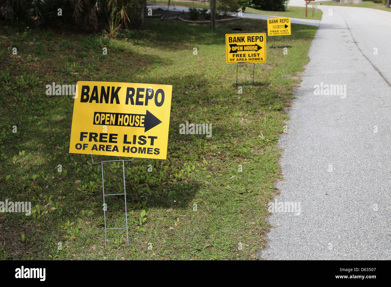 Reprise des pensions de la banque accueil vente signes sur une rue en Floride aux ETATS UNIS Banque D'Images