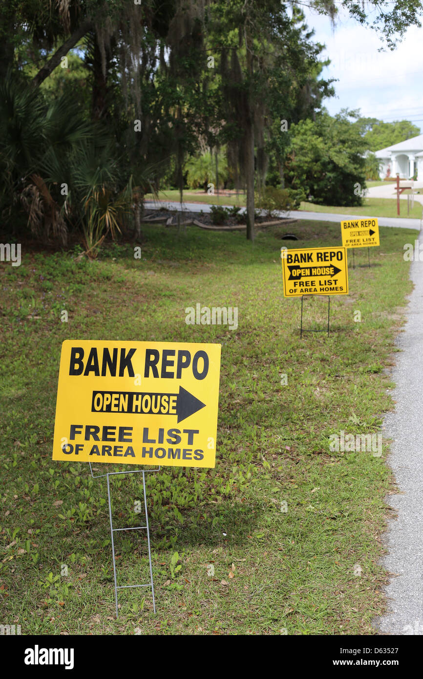 Des panneaux le long d'une rue à l'USA que dire open house en pension de la Banque vers une maison à vendre Banque D'Images