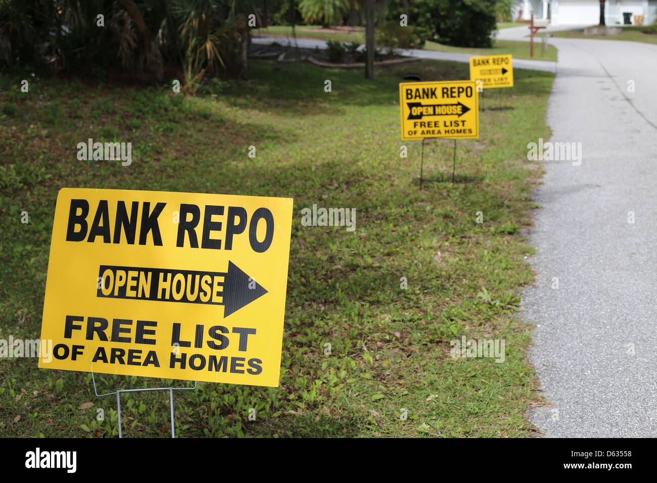 Des panneaux le long d'une rue à l'USA que dire open house en pension de la Banque vers une maison à vendre Banque D'Images