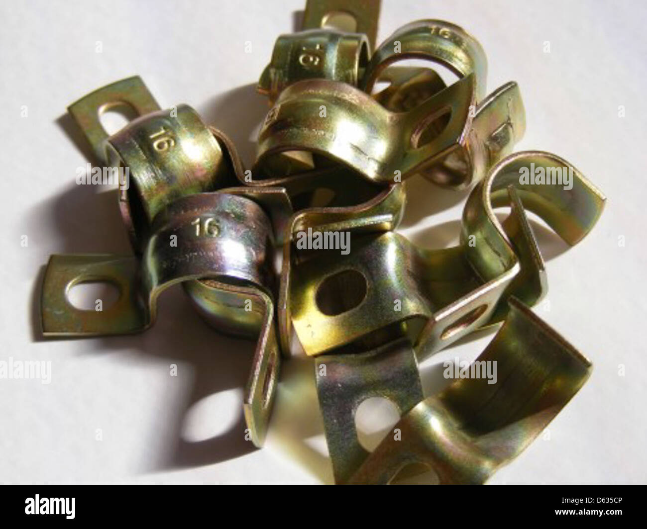 Collier demi-selle galvanisé utilisé dans les systèmes de tuyauterie et de tube. Le collier est conçu pour maintenir solidement en place les tuyaux métalliques, couramment utilisés dans les industries de la plomberie et de la construction. Banque D'Images