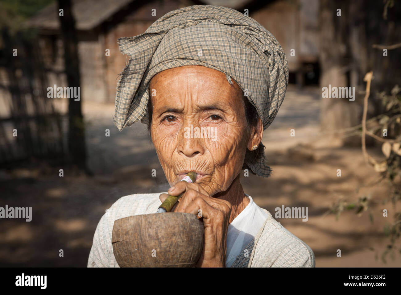 Vieille femme fumant un cheroot, Minnanthu, Bagan, Myanmar (Birmanie), Banque D'Images