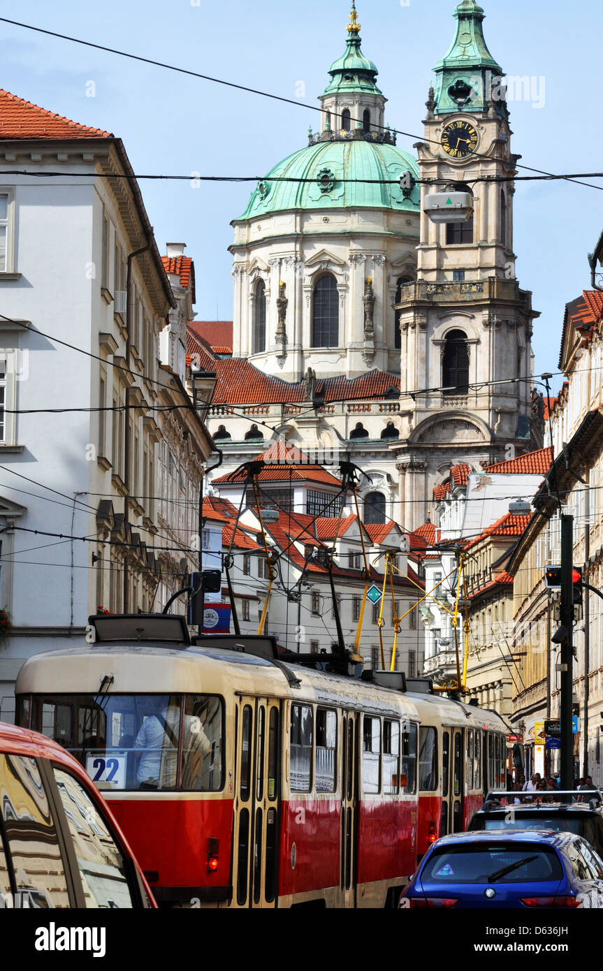 Les Trams sur Mala Strana , Prague, République tchèque , Náměstí Malostranské avec l'église de Saint Nicolas à l'arrière-plan Banque D'Images