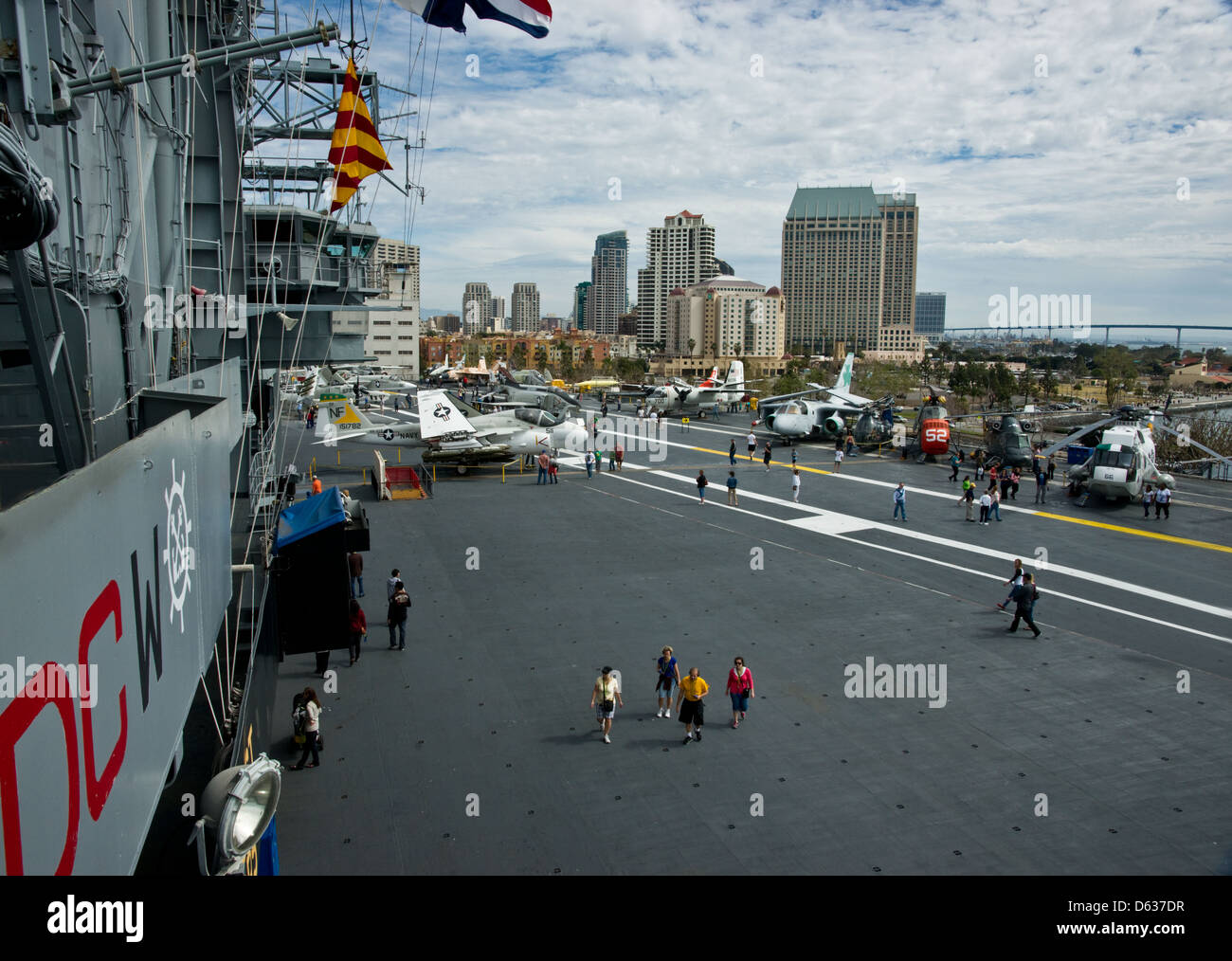 Le poste de pilotage de l'USS Midway avec des avions et les visiteurs du musée à bord. Banque D'Images