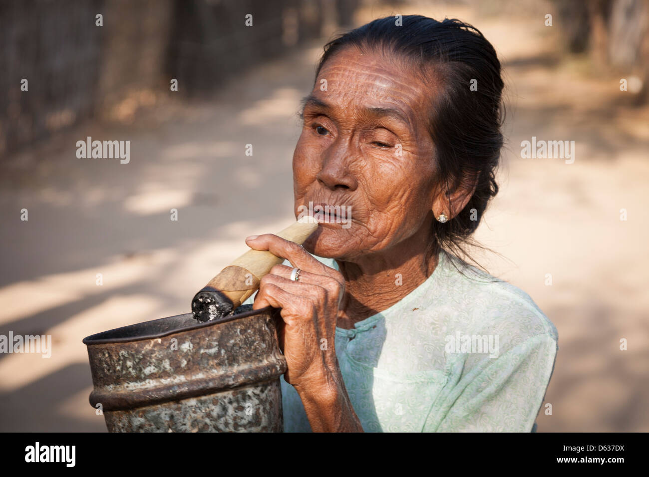 Vieille femme fumant un cheroot, Minnanthu, Bagan, Myanmar (Birmanie), Banque D'Images