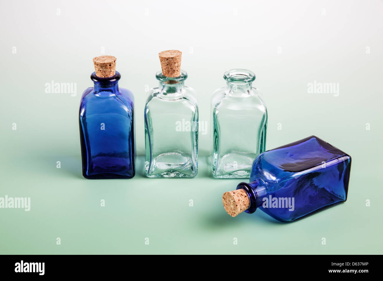 Mini bouteilles en verre coloré avec du liège tops Banque D'Images