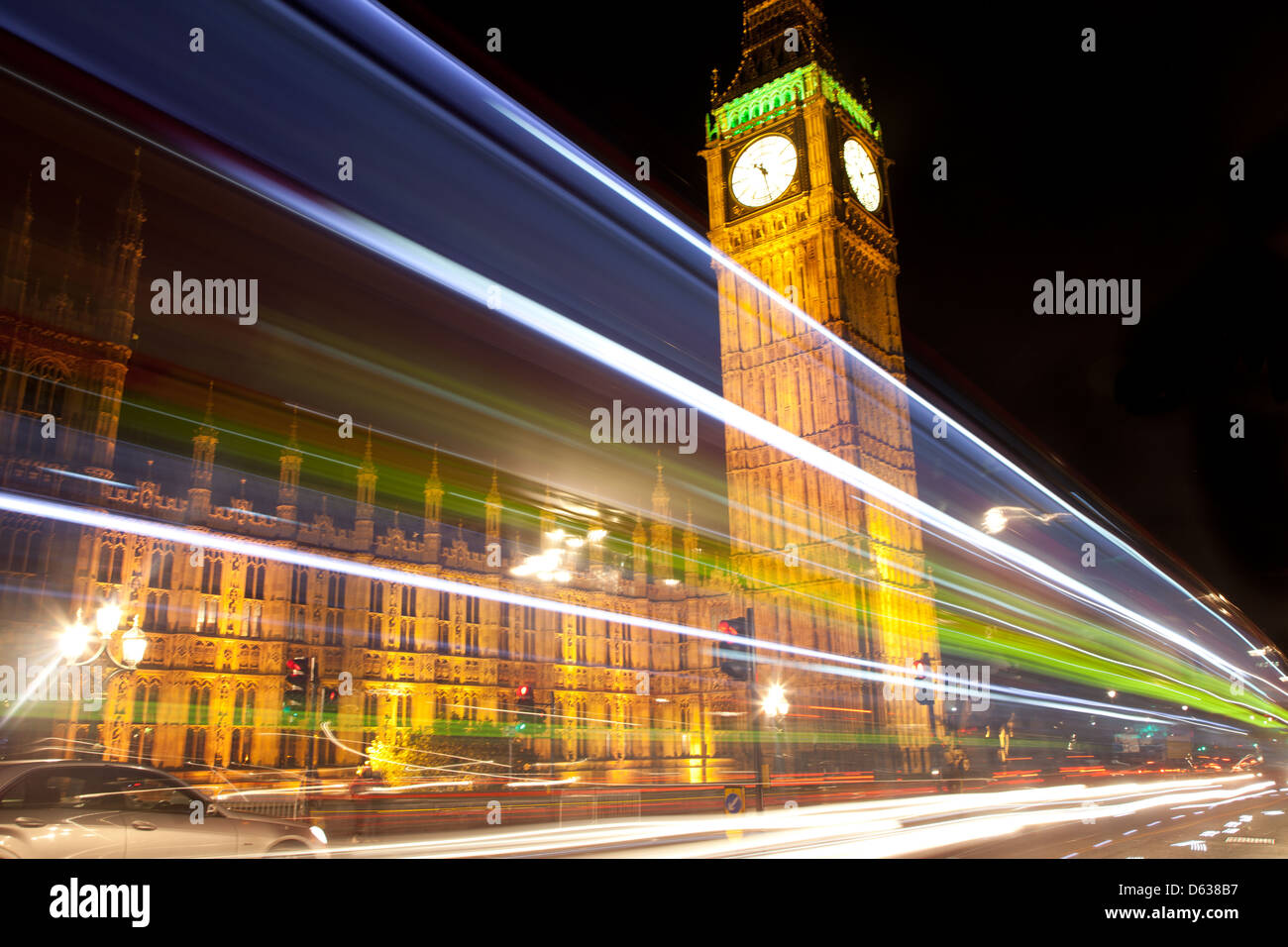 Une scène de nuit qui montre l'horloge de Big Ben, tandis que des lignes sont faites par un bus qui passe, fait par un effet de l'exposition longue Banque D'Images