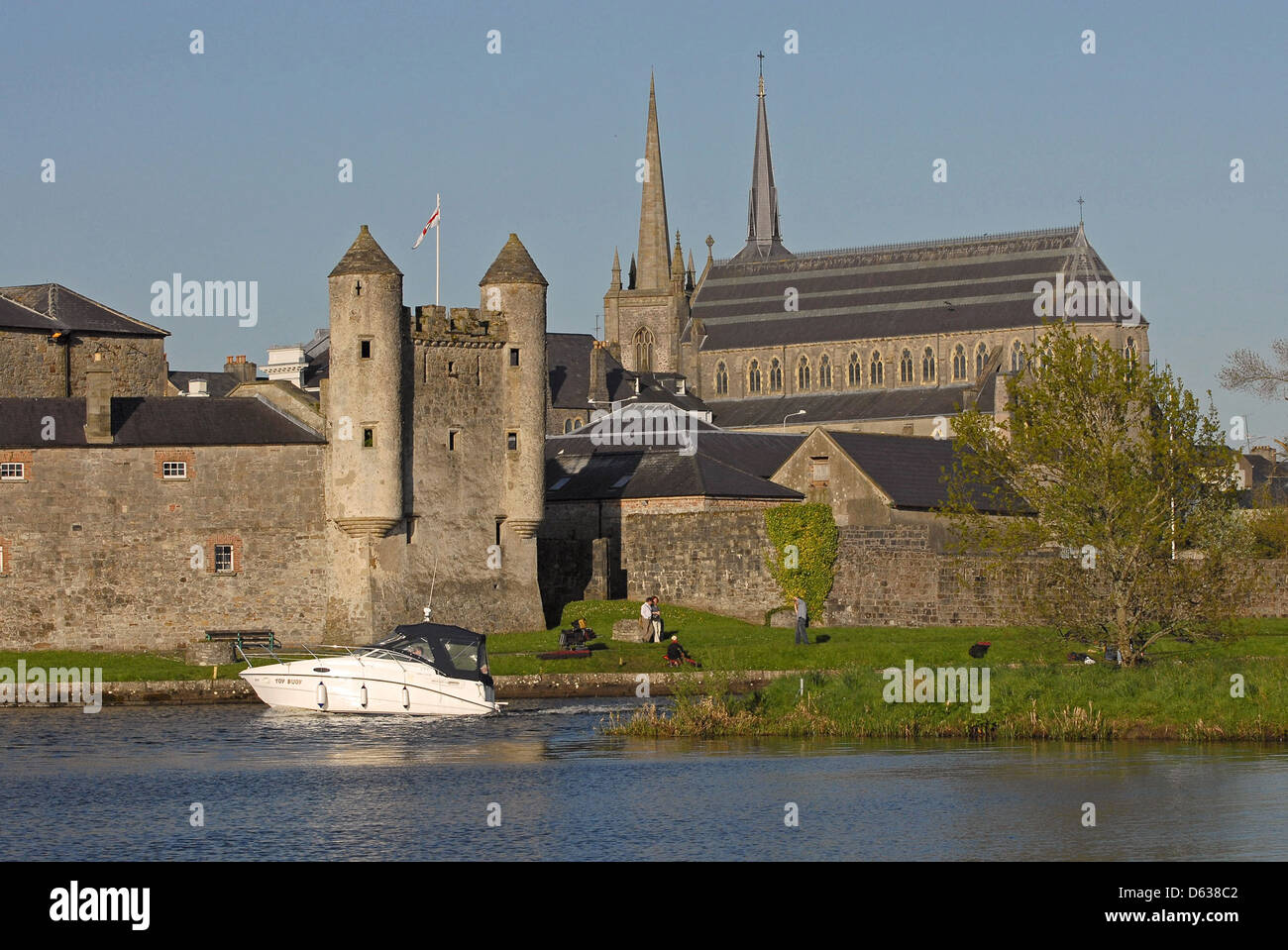 Château d'Enniskillen avec porte d'eau, Lough Erne, Église catholique romaine St Michaels, Enniskillen, fermanagh, Irlande du Nord Banque D'Images