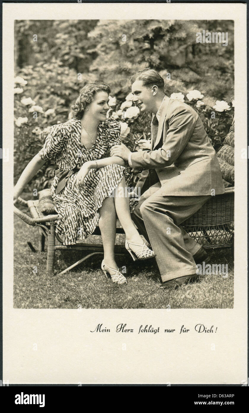 Ancienne carte postale allemande, vers 1938. Dans les amoureux de la nature. Inscription en allemand : Mon coeur bat seulement pour vous Banque D'Images