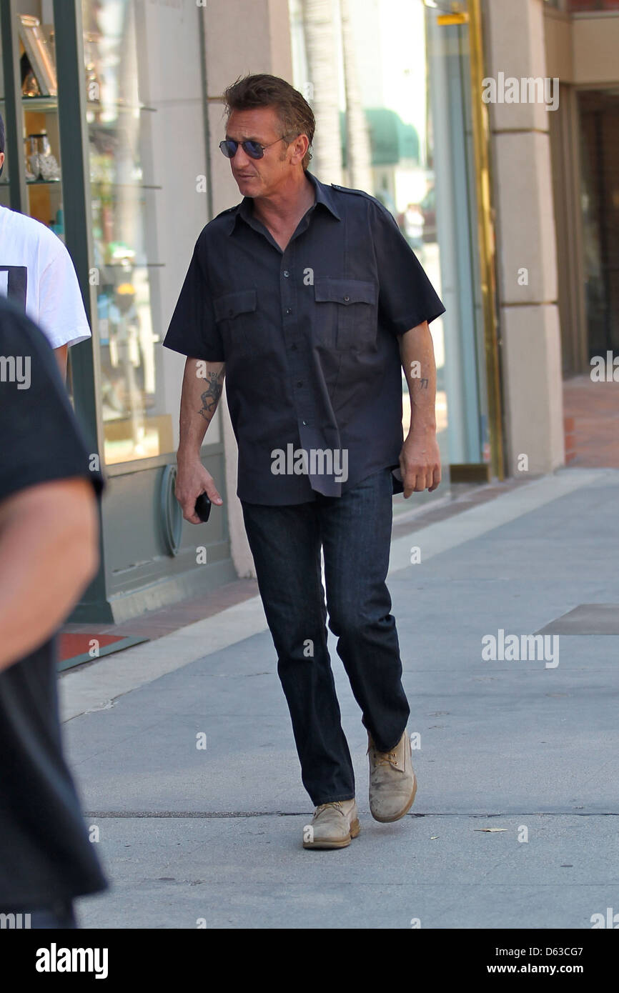 Sean Penn arrivant à un centre médical de Beverly Hills avec son fils à Los Angeles, Californie - 11.04.11 Banque D'Images