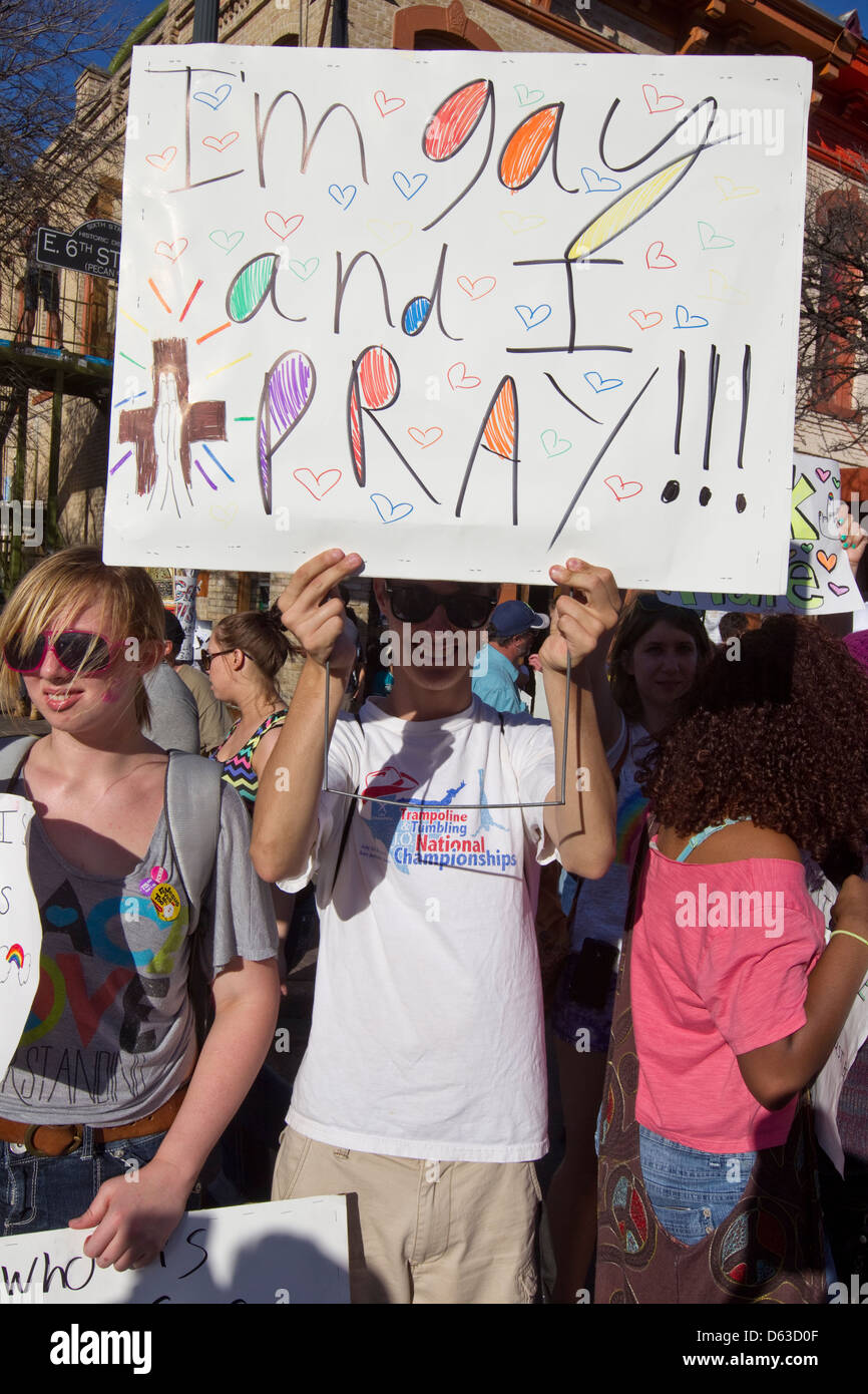Les homosexuels masculins blancs contient jusqu'panneau avec 'Je suis gay et je prie" au cours d'un festival en plein air à Austin, Texas Banque D'Images