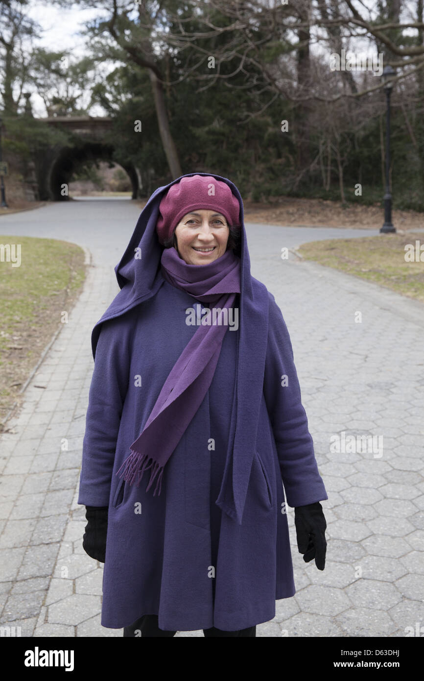 Smiling 60 ans, femme, et dans le parc Prospect par une froide journée venteuse au printemps, Brooklyn, New York. Banque D'Images