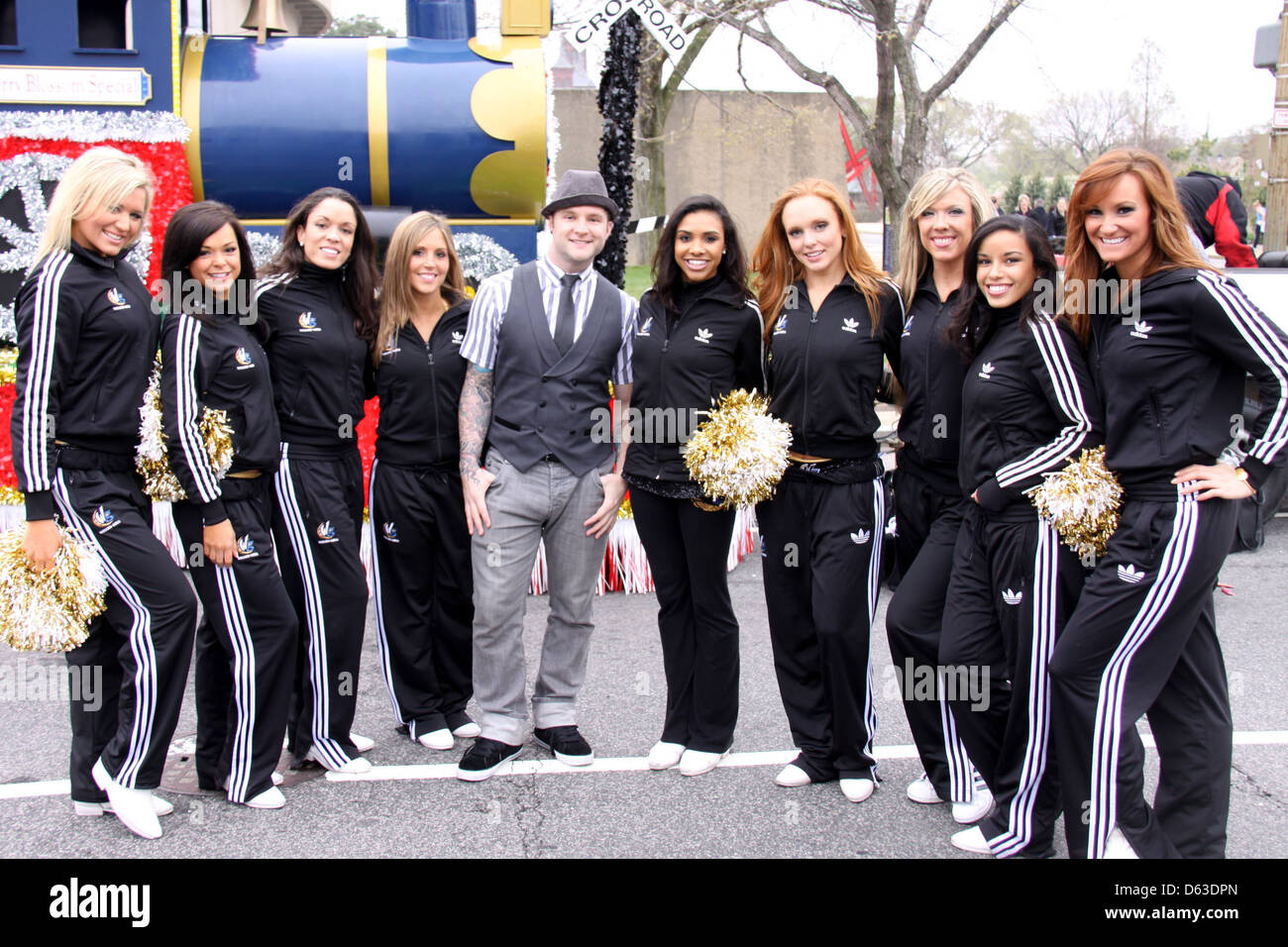 Blake Lewis, l'un des artistes interprètes ou exécutants dans 2011 Cherry Blossom Parade, est vu à la National Mall sur Constitution Avenue Banque D'Images